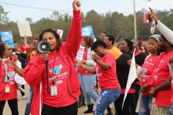 Maximus workers wearing red on strike